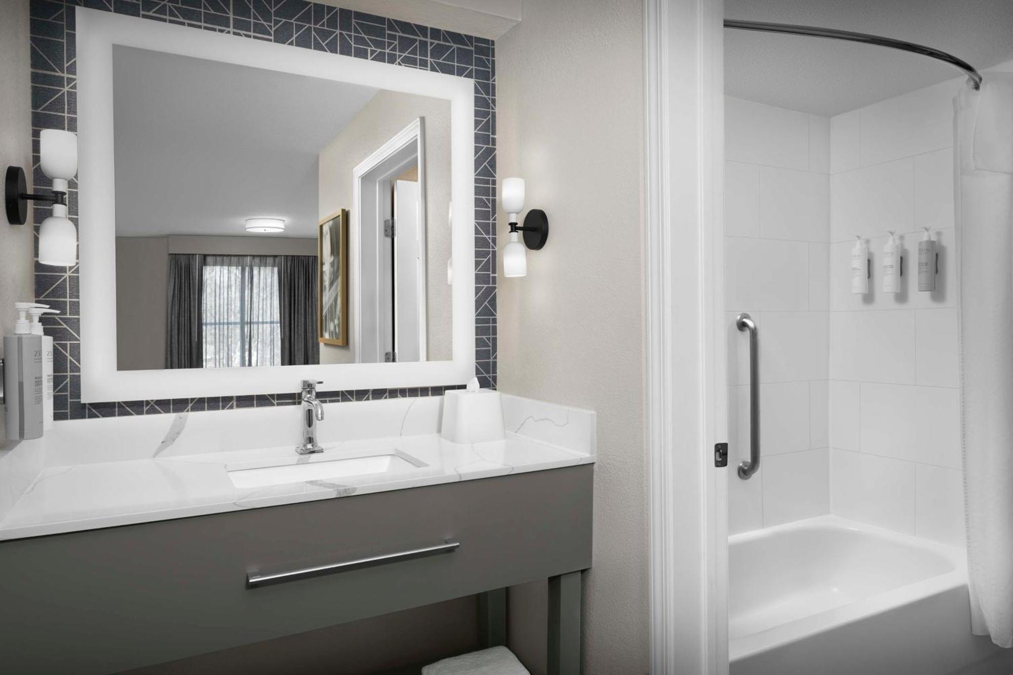 Hotel Homewood Airport 3*
